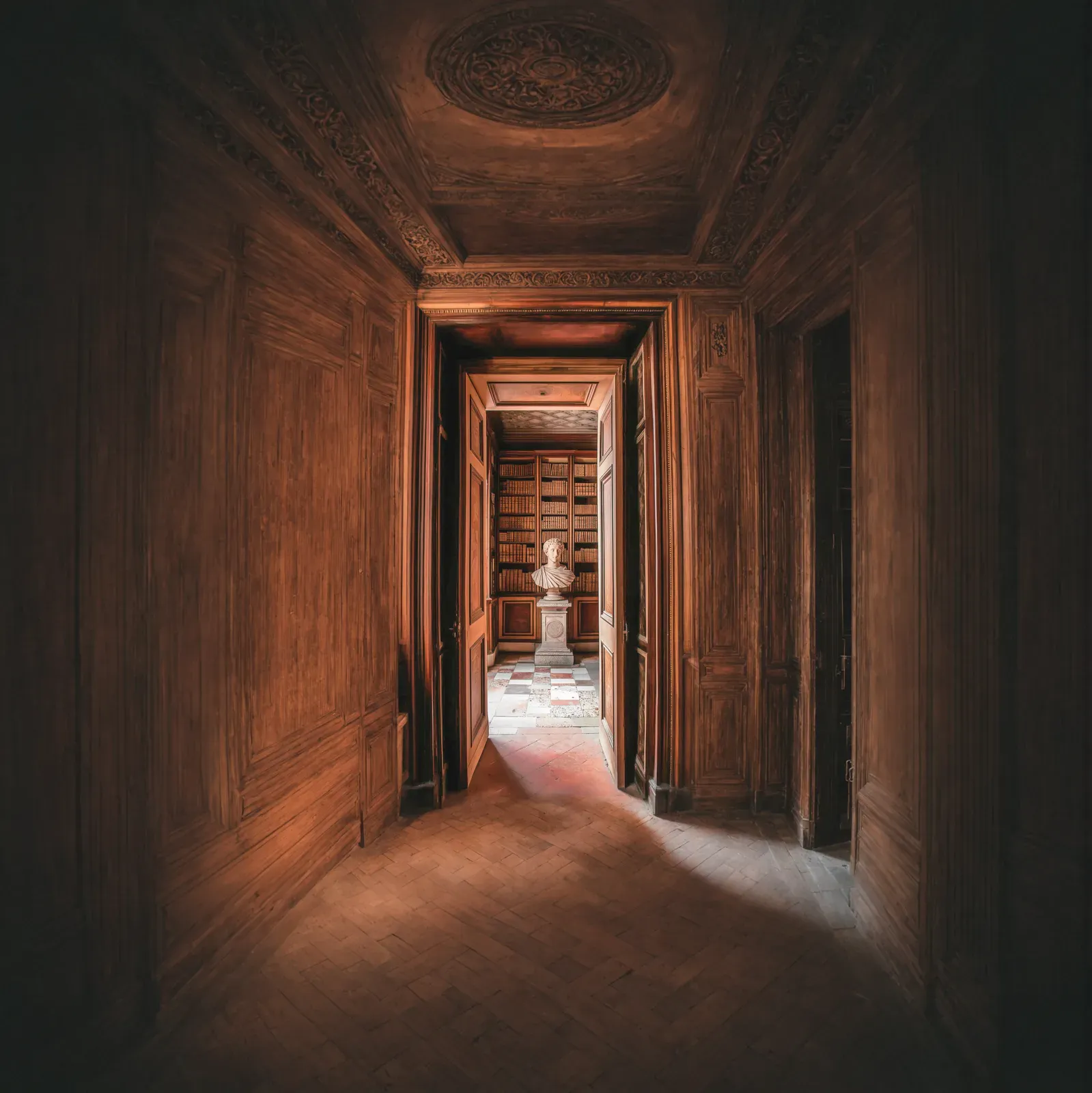 A captive studying routine, resources, and human weakness while power inside the confined space begins to shift.